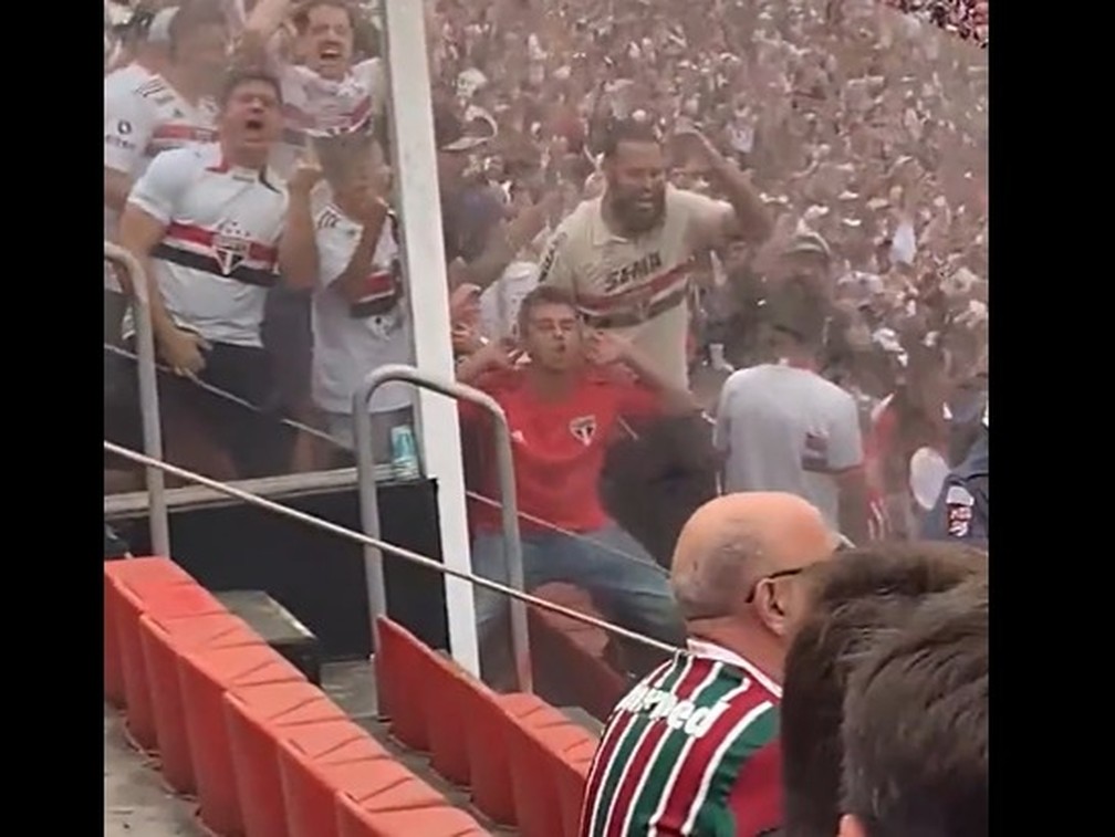 Novo vídeo mostra outro torcedor do São Paulo fazendo gestos racistas em direção a torcedores do Fluminense — Foto: Reprodução