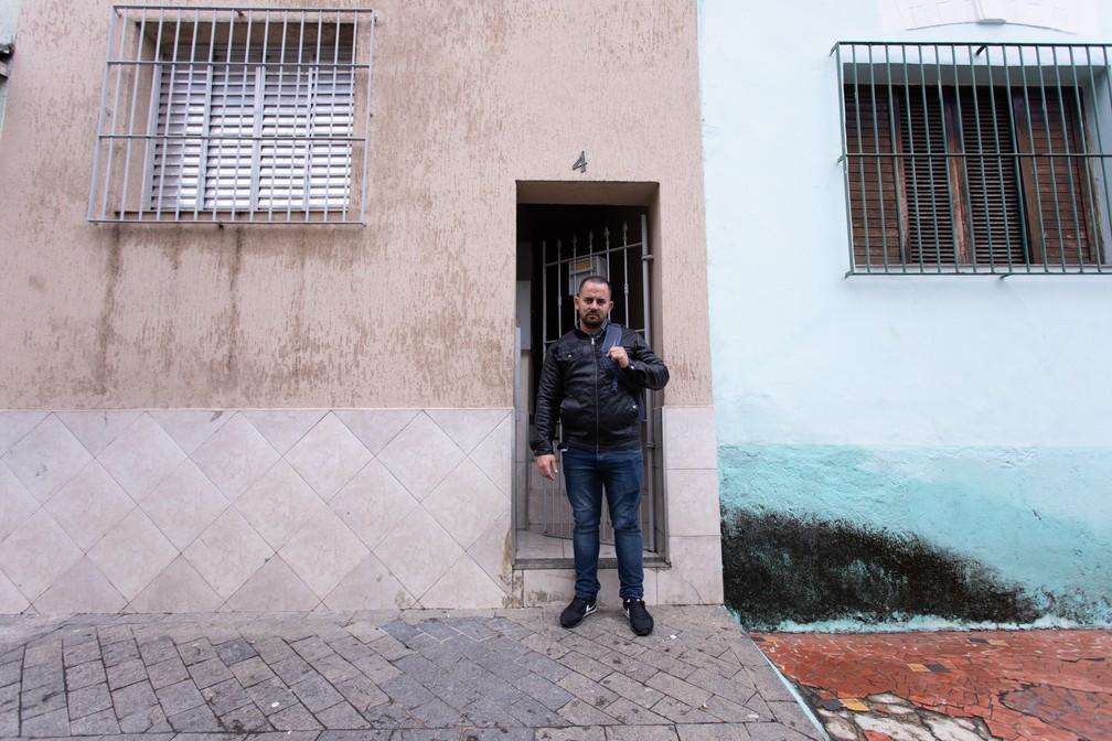 Desempregado, o mÃ©dico cubano Karel Sanchez Fuentes vive com a mulher em uma quitinete na SÃ©, no centro de SÃ£o Paulo â€” Foto: Celso Tavares/G1
