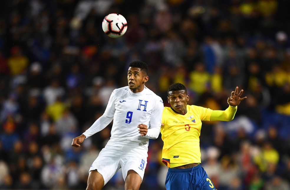 Arboleda (à direita), do São Paulo, vai defender o Equador na Copa América — Foto: Johannes Eisele/AFP