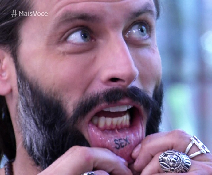 Henri Castelli mostra sua tatuagem na boca (Foto: TV Globo)