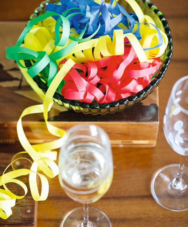 Serpentinas no bowl: décor instantâneo para a festa (Foto: Elisa Correa / Editora Globo)