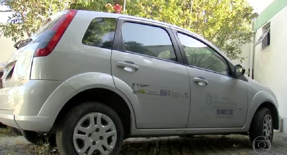 Os carros do Sine do Ceará estão parados sem combustível e manutenção.  (Foto: Reprodução/TV Verdes Mares)