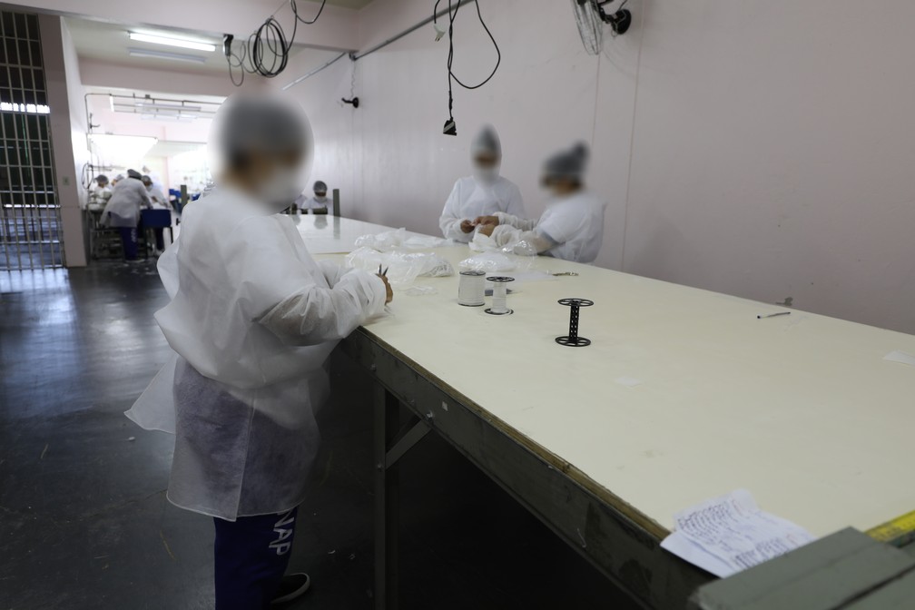 Presas trabalham na confecção de máscaras na Penitenciária Feminina de Tupi Paulista — Foto: SAP