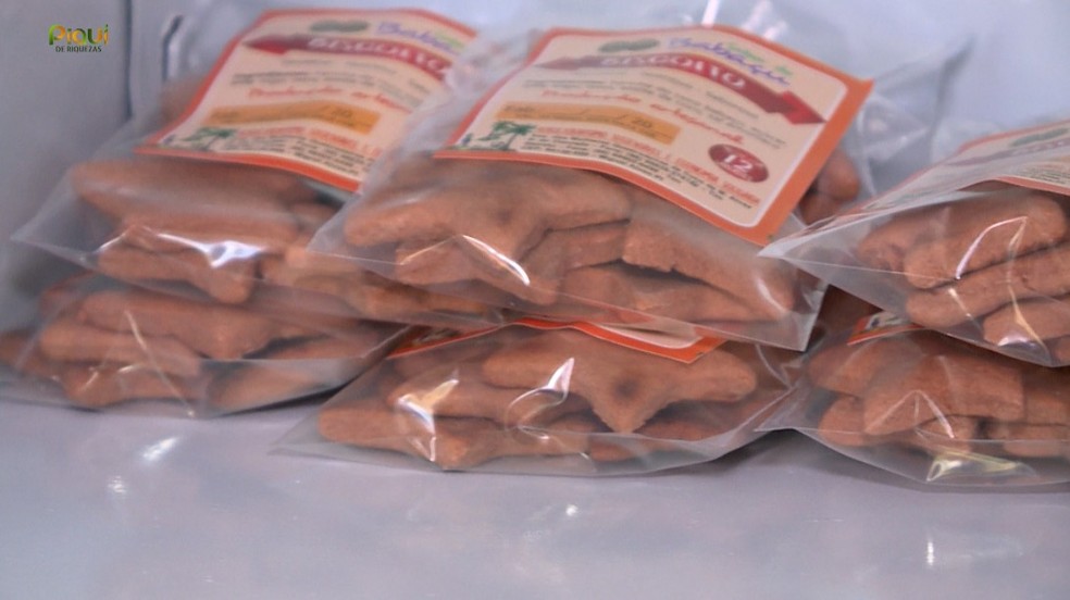 Pó do coco do babaçu é utilizado para fazer biscoitos — Foto: TV Clube