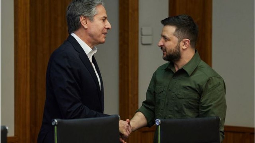 Anthony Blinken se reuniu em Kiev com o presidente ucraniano, Volodymyr Zelensky, em abril. Os EUA querem impedir que suas armas cheguem ao território russo para não agravar o conflito com Moscou. — Foto: Handout via BBC