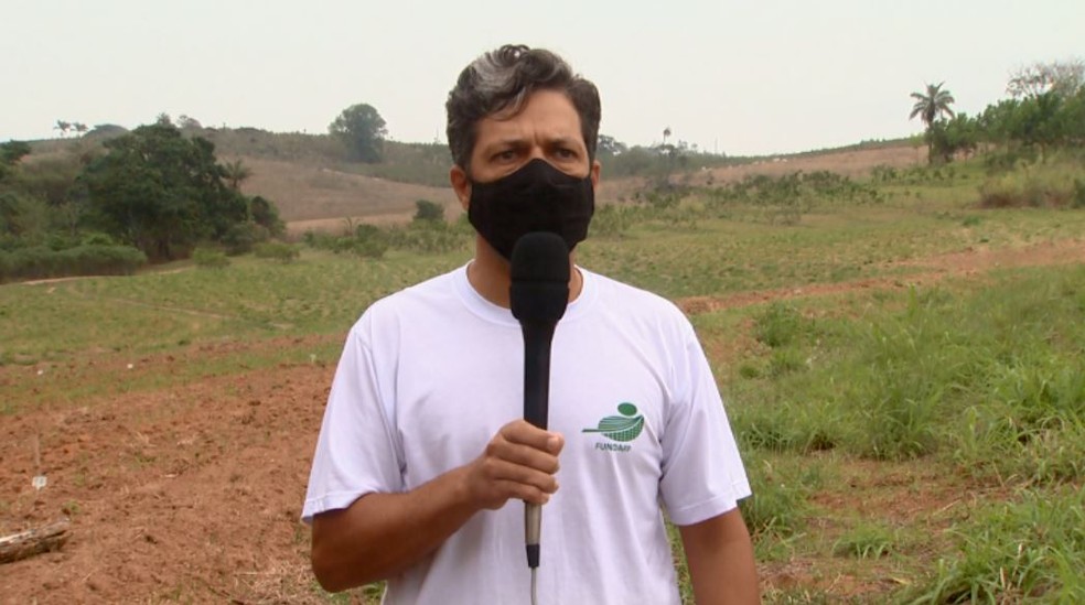 Zootecnista e técnico da Casa da Agricultura alerta para recuperação de mananciais em São José do Rio Pardo. — Foto: Paulo Chiari/EPTV