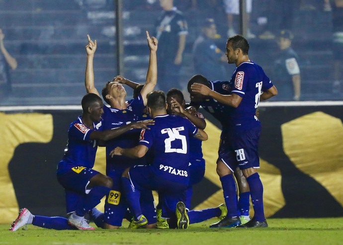Jogadores do Cruzeiro comemoram gol (Foto: Marcelo Regua / Light Press / Cruzeiro)