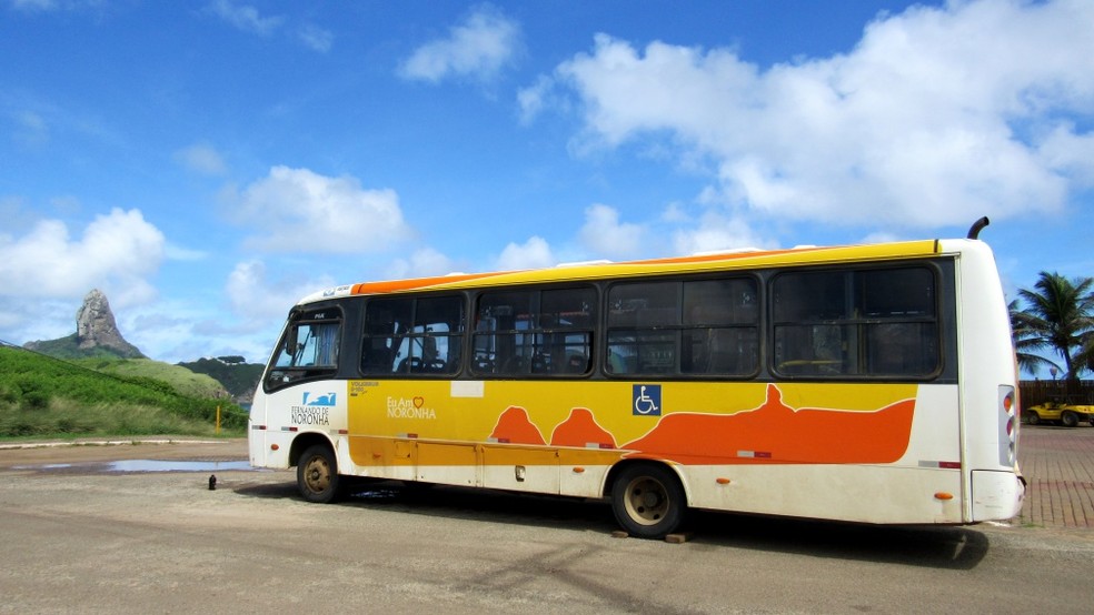 Um dos Ã´nibus quebrou no Porto de Santo AntÃ´nio  â€” Foto: Ana Clara Marinho/TV Globo