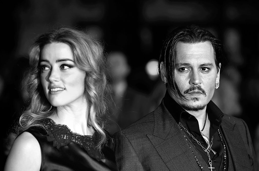 LONDON, ENGLAND - OCTOBER 11:  (EDITOR'S NOTE: This image has been converted to black and white) Amber Heard and Johnny Depp attend the "Black Mass" Virgin Atlantic Gala screening during the BFI London Film Festival, at Odeon Leicester Square on October 1 (Foto: Reprodução/ Instagram  )
