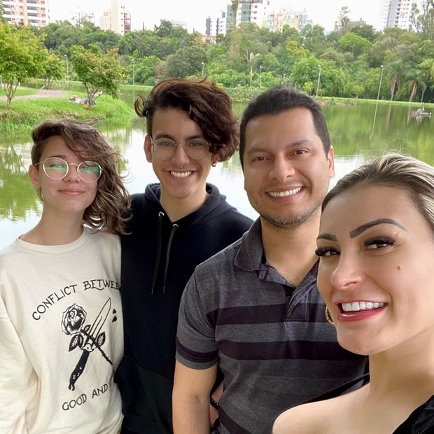 Andressa Urach com o marido, Thiago Lopes, o filho, Arthur, e a nora, Brenda (Foto: Reprodução/Instagram)