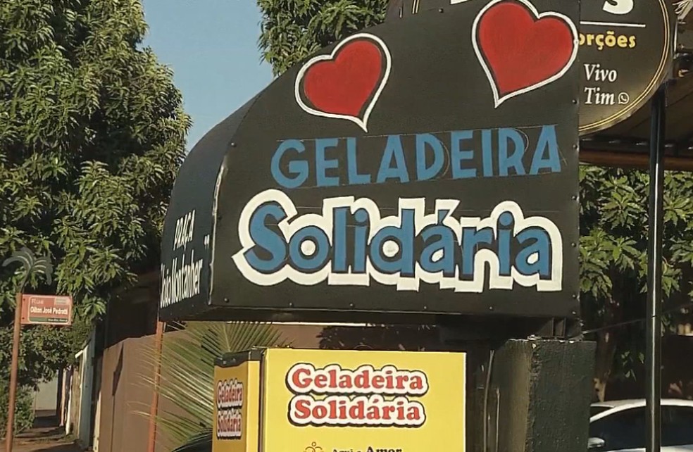 Geladeira solidária fica disponível 24 horas na Praça João Montanher, em Palmital — Foto: TV TEM/Reprodução
