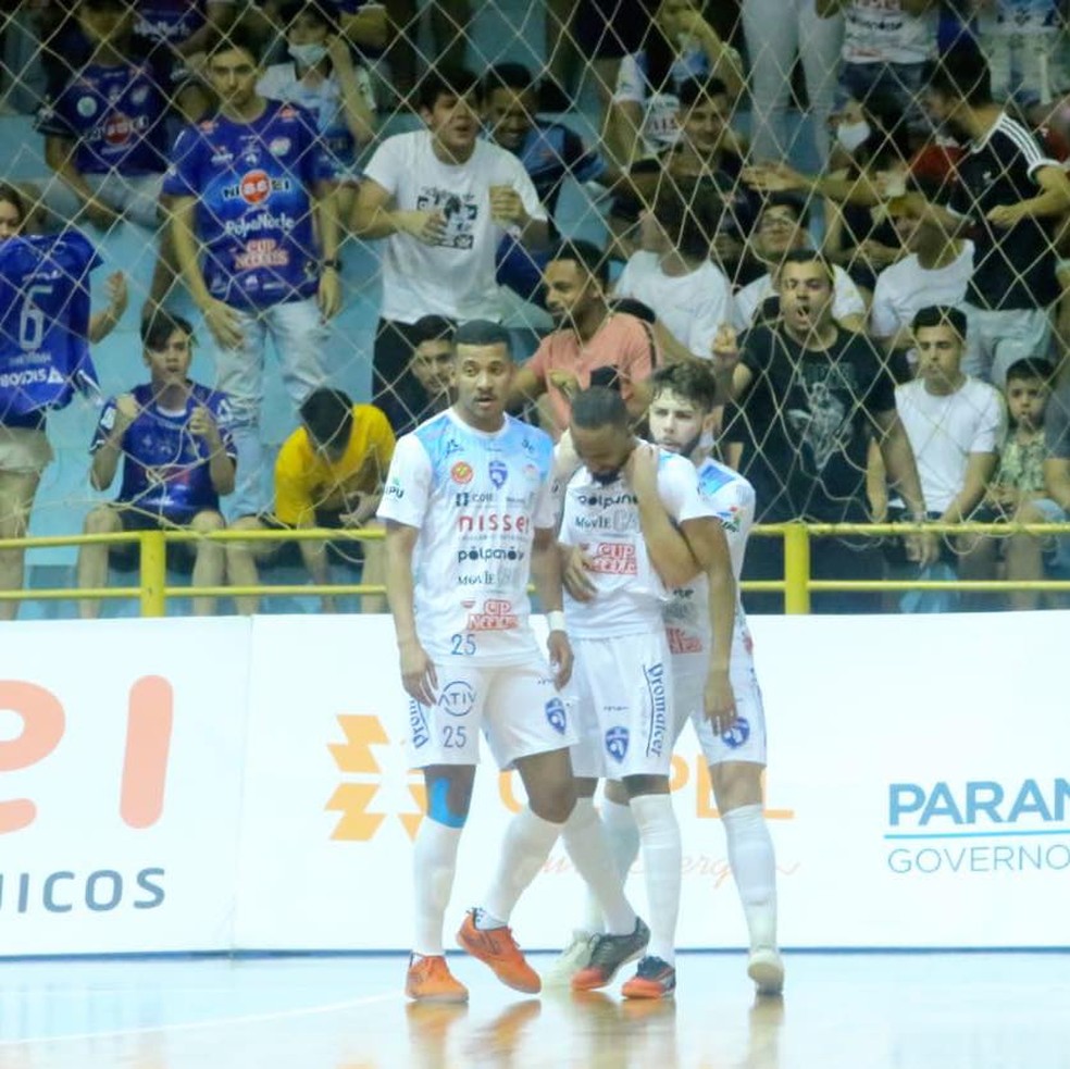 Foz comemora gol contra o Corinthians no futsal — Foto: Nilton Rolin/LNF