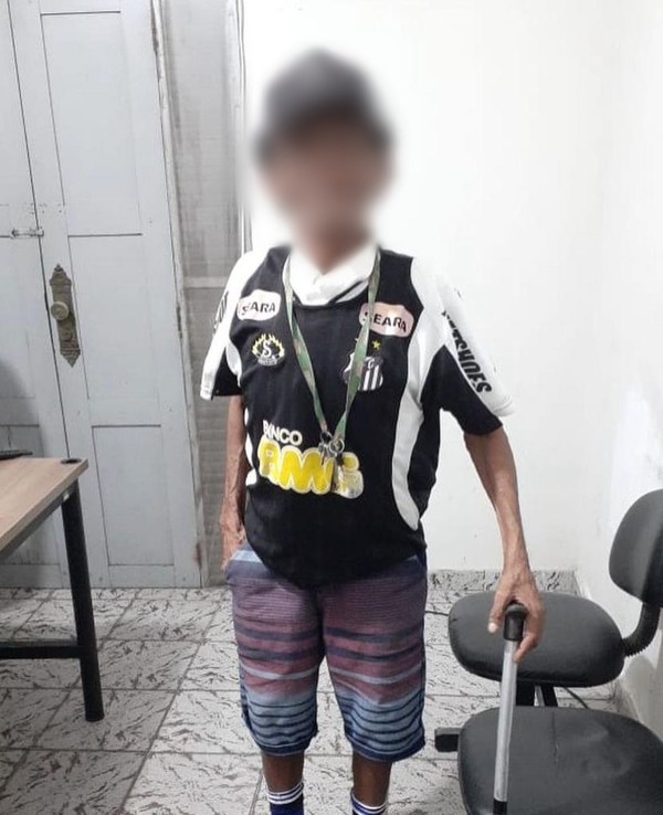 Idoso apreendido é deficiente e mora nos fundos de uma pousada em um quarto cedido pelo dono do local — Foto: Divulgação/Polícia Civil da Paraíba