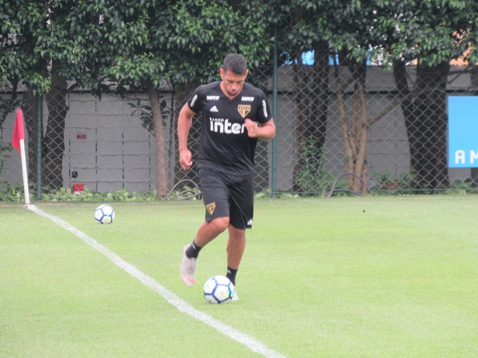Diego Souza em treinamento nesta sexta-feira â€” Foto: Leandro CanÃ´nico