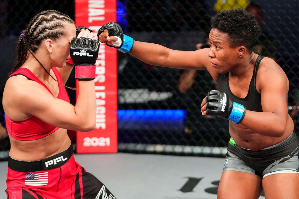 Mariana Morais venceu Kaitlin Young por decisão dividida — Foto: PFL