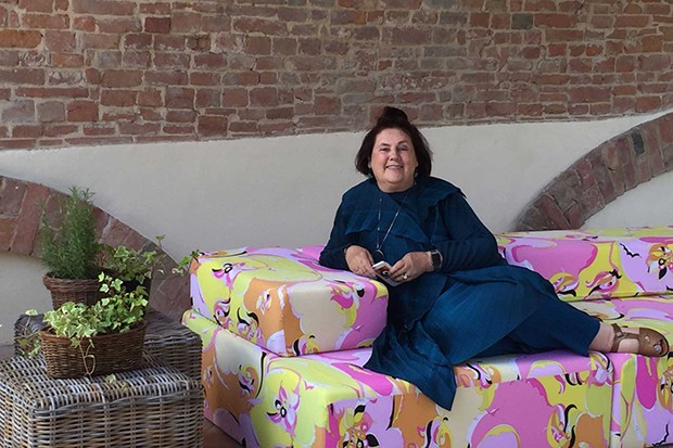 Suzy on a Pucci-print sofa at the Pucci estate in Tuscany (Foto: @SuzyMenkesVogue)