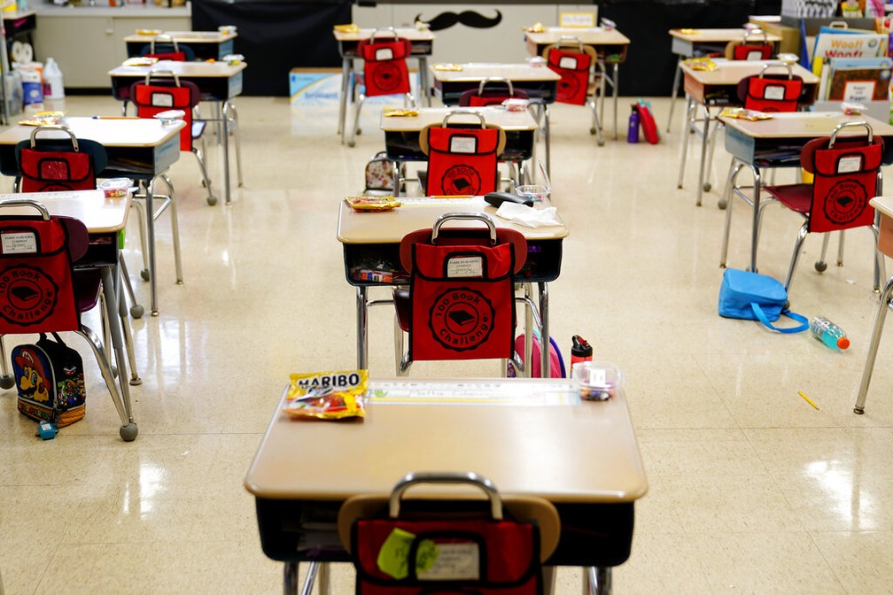 Carteiras escolares com distanciamento na Pensilvânia, nos EUA, em foto de março de 2011 — Foto: Matt Slocum/Arquivo/AP Photo