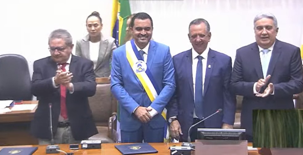 Wanderlei Barbosa recebeu faixa do governo após assinar termo de posse — Foto: Reprodução/TV Assembleia