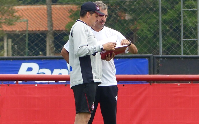 Marcelo Vilhena e Claudinei Oliveira, do Atlético-PR (Foto: Monique Silva)