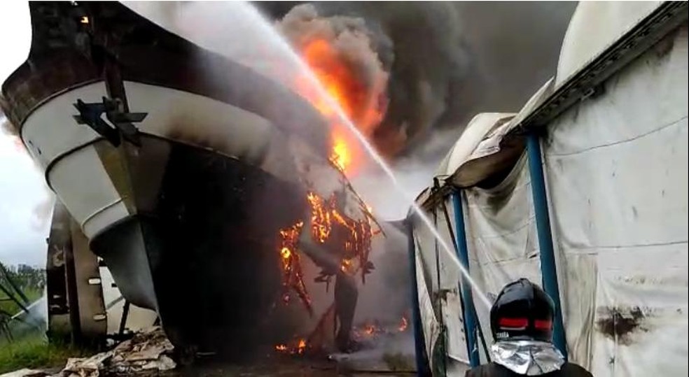 Chamas em embarcação mobilizaram bombeiros em Guarujá, SP — Foto: Reprodução