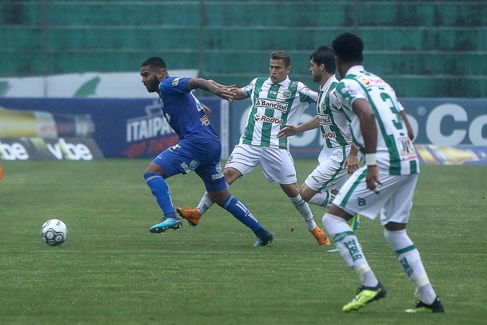 Meia do CSA, Jhon Cley em aÃ§Ã£o contra o Juventude â€” Foto: Thiago Parmalat/ASCOM CSA