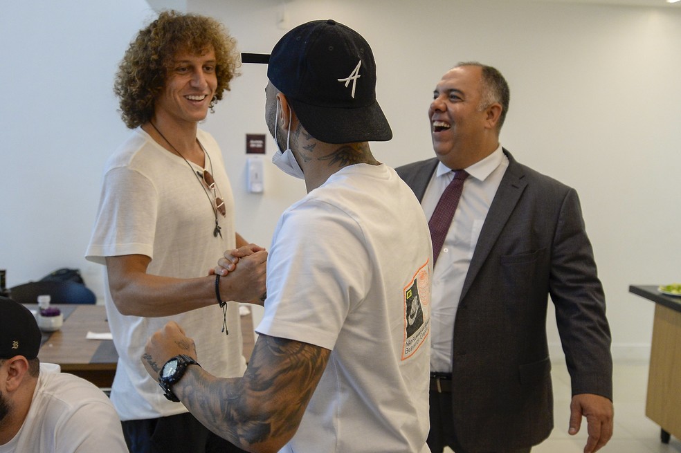 David Luiz, Gabigol e Marcos Braz no CT do Flamengo — Foto: Marcelo Cortes/Flamengo