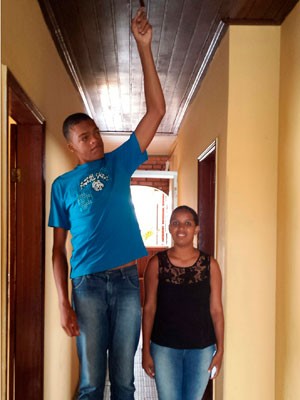 Rodrigo tem 17 anos e 2,18 metros de altura (Foto: Giro Ipiaú)