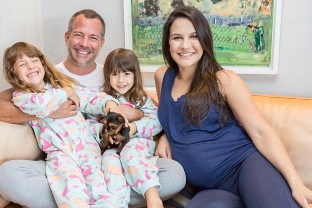Malvino Salvador e Kyra Gracie presenteiam filhas com cachorrinho (Foto: Thais Galardi/Reprodução/Instagram)