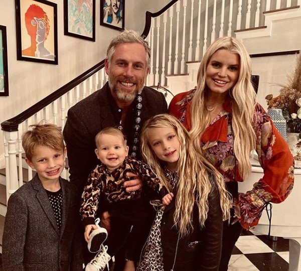 Jessica Simpston com o marido, Eric Johnson, e os filhos, Maxwell, Ace e Birdie (Foto: Reprodução/Instagram)