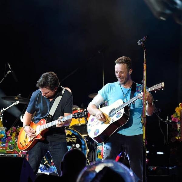 O ator Michael J. Fox ao lado de Chris Martin no show do Coldplay (Foto: Facebook)