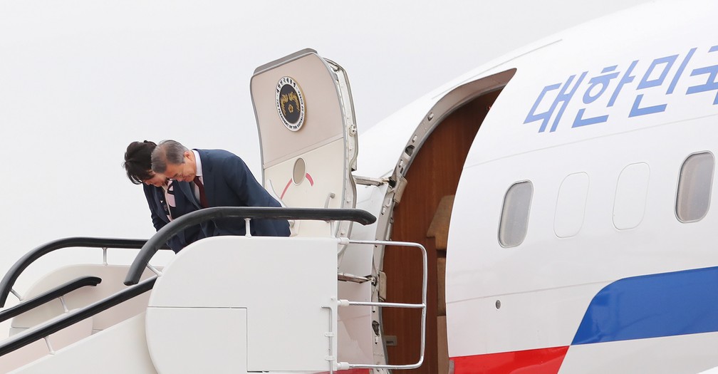 O presidente sul-coreano Moon Jae-in e a primeira-dama Kim Jung-Sook curvam-se ao embarcar em um avião no aeroporto perto do Monte Paektu, na Coreia do Norte, em 20 de setembro de 2018. — Foto: Pyeongyang Press Corps / Pool via Reuters