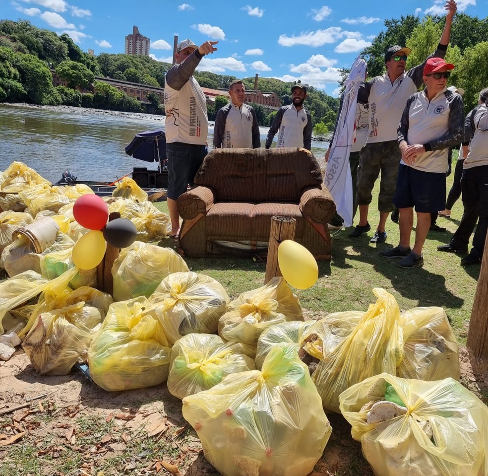 Arrastão ecológico retira duas toneladas de lixo do Rio Piracicaba — Foto: Edson Leme/Arquivo pessoal