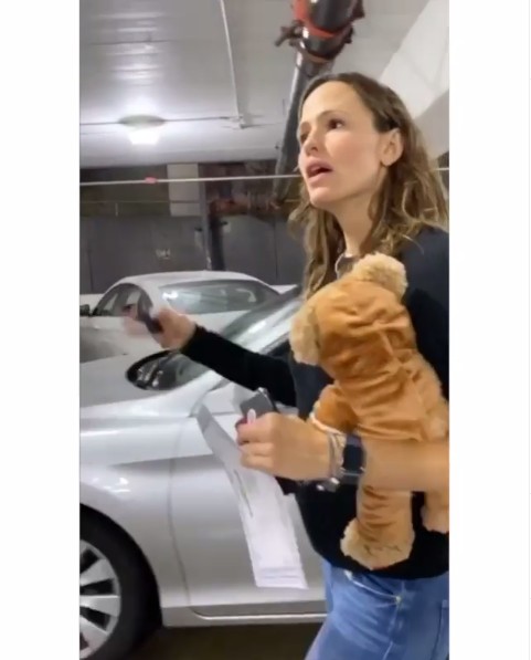 A atriz Jennifer Garner em busca de seu carro desaparecido (Foto: Instagram)