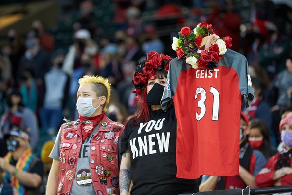 Homenagens ao pai da goleira Bella Bixby em partida do Portland Thorns (Foto: Twitter)