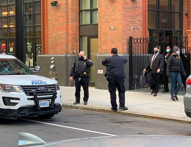 Polícia na cena do crime, em Manhattan (Foto: Peter Gerber/Mirror)