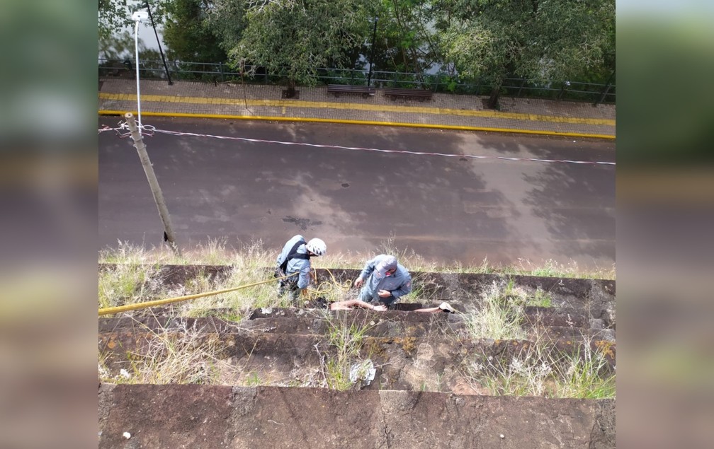 O jovem foi encontrado em paredão a 12 metros do chão em Piraju (SP) — Foto: Corpo de Bombeiros/Divulgação