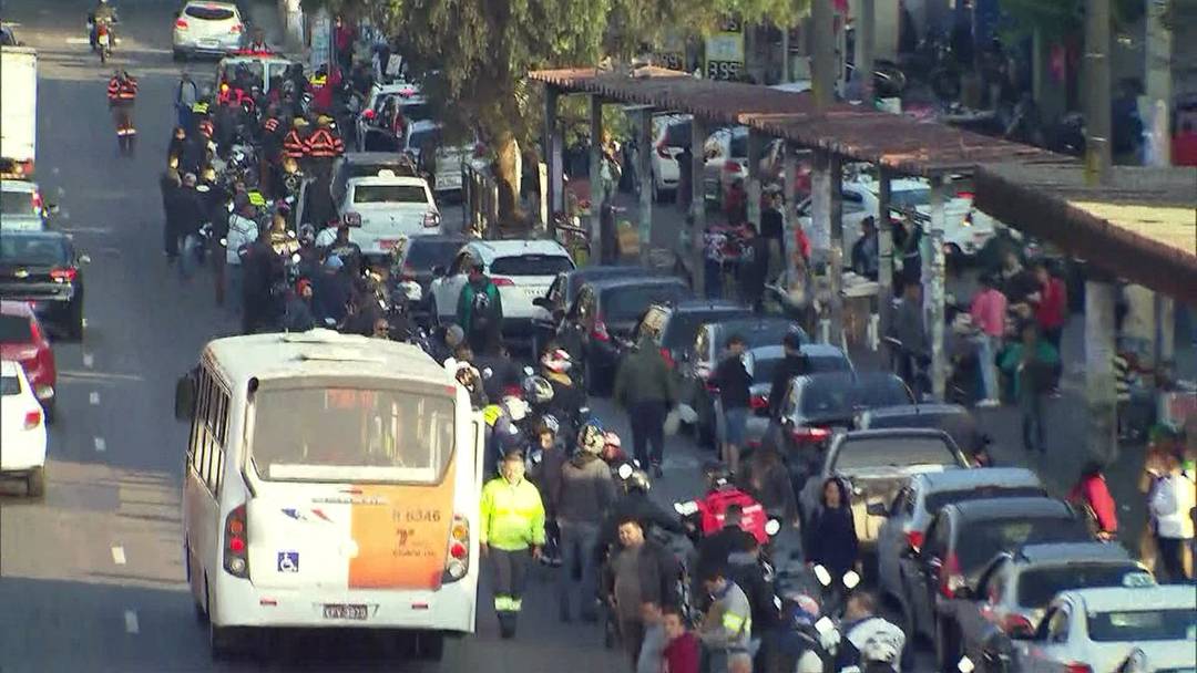 Fila de carros e motos para abastecer em posto que recebeu gasolina na Zona Sul de São Paulo