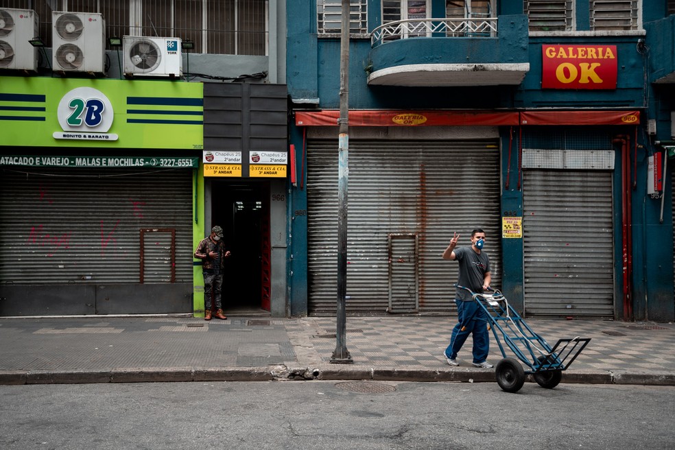 S&Atilde;O PAULO - Com&eacute;rcio na 25 de Mar&ccedil;o, fechado desde o in&iacute;cio da pandemia, poder&aacute; reabrir com restri&ccedil;&otilde;es a partir desta quarta  &mdash; Foto: Marcelo Brandt/G1