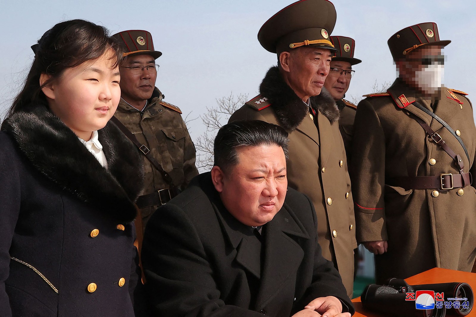 Kim Jong-un, líder da Coreia do Norte Kim Jong Un, e Kim Ju-ae, sua filha, observam um exercício de lançamento de míssil simulando um ataque nuclear tático em Condado de Cheolsan, Província de Pyongan do Norte em foto divulgda pela mídia norte-coreana em 20 de março de 2023 — Foto: Agência Central de Notícias da Coreia do Norte (KCNA) via AFP