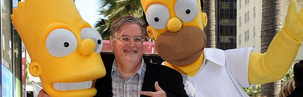 O criador de 'Os Simpsons', Matt Groening, posa com atores vestidos de Bart e Homer durante evento em que ganhou estrela na Calçada da Fama, em Hollywood, em fevereiro de 2012  (Foto: AFP)