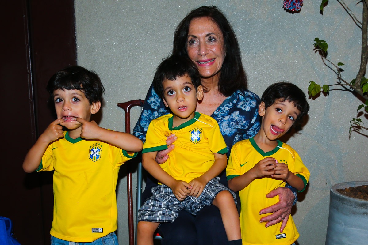 Bernado, Lorenzo e Nicholas com a avó materna (Foto: Foto Rio News)