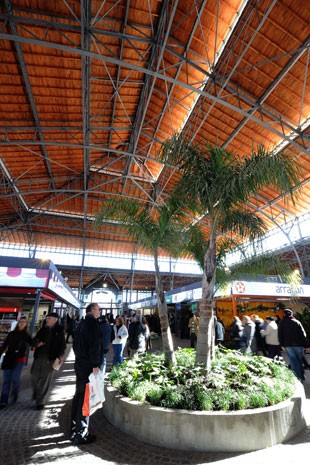 Interior do Mercado Agrícola de Montevidéu (Foto: Miguel Rojo/AFP)