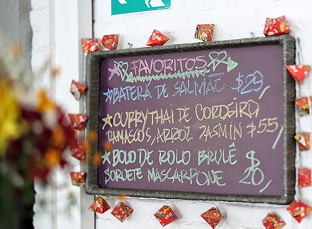 A lousa com o menu é decorada com lanterninhas (Foto: Rogério Voltan/ Editora Globo)