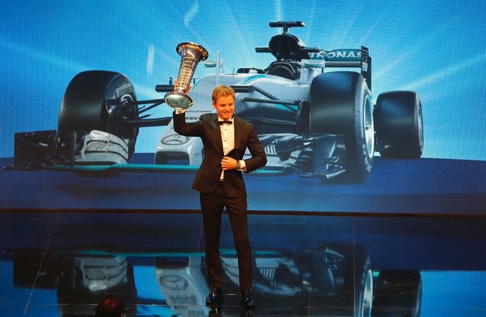 Nico Rosberg recebe troféu de campeão mundial da F1 em cerimônia de gala da FIA em Viena (Foto: divulgação)
