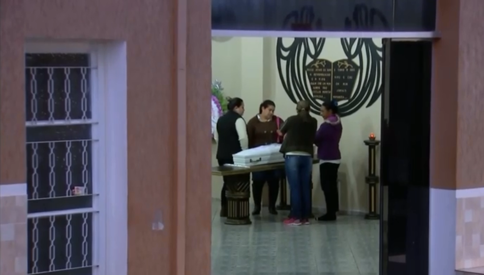 Corpo de Yasmin estÃ¡ sendo velado no VelÃ³rio Municipal de CabrÃ¡lia Paulista (Foto: ReproduÃ§Ã£o/TV TEM)