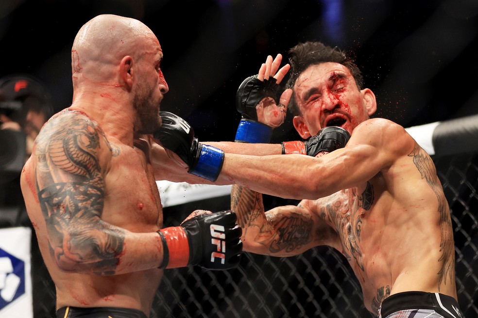 Alexander Volkanovski Max Holloway UFC 276 — Foto: Getty Images