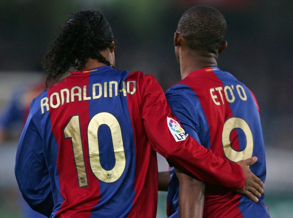 Ronaldinho Gaúcho e Eto'o formaram dupla de sucesso no Barcelona — Foto: Getty Images