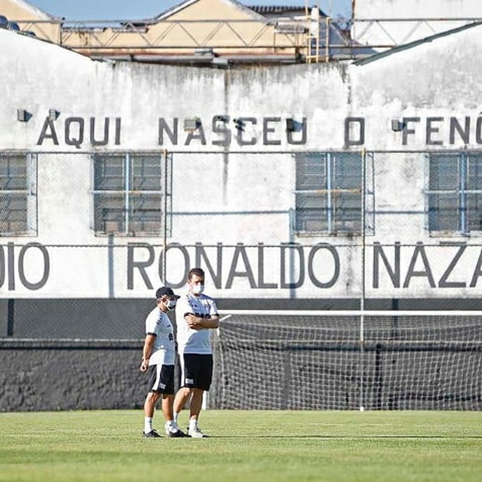 Ramon Menezes e seu auxiliar Thiago Kosloski comandam treino do Vasco no Estádio Ronaldo Nazário — Foto: Rafael Ribeiro/Vasco