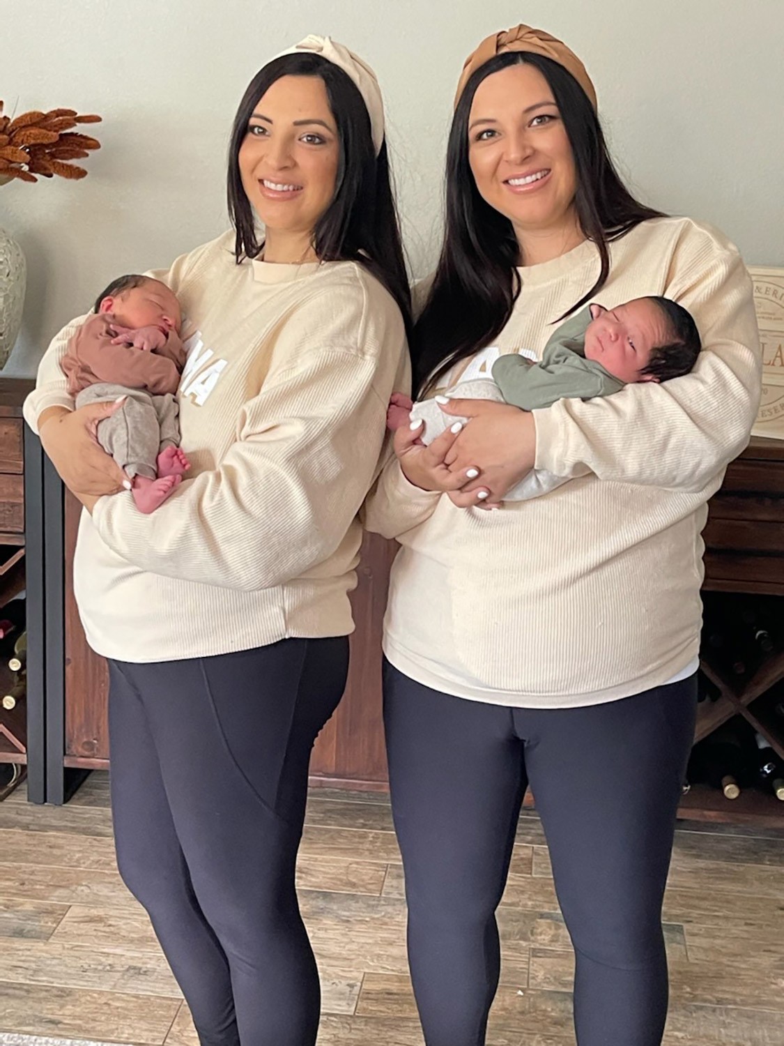 Jill e Erin, gêmeas idênticas, deram à luz no mesmo dia (Foto: Arquivo Pessoal)