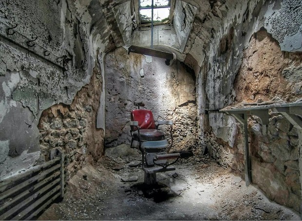 Os prisioneiros eram amarrados a cadeiras ou pendurados nas paredes como forma de punição (Foto: SWNS / Reprodução)